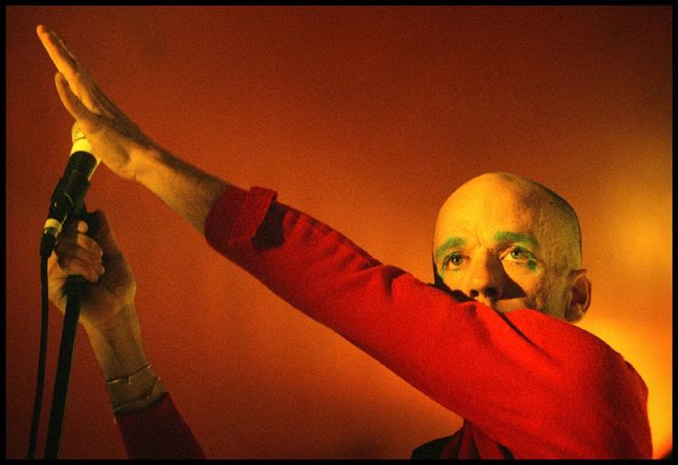 Michael Stipe og co. lancerer deres nye, rockede album 'Accelerate' på iLike 24. marts. Her ses Stipe på et arkivfoto til Roskilde Festivalen i 1999. 