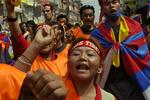 Også i Nepal gik tibetanere i protestmarch.Men de blev stoppet af nepalesiske betjente med stokke, og ifølge Reuters blev mange såret, da politiet spredte demonstranterne med slag. 