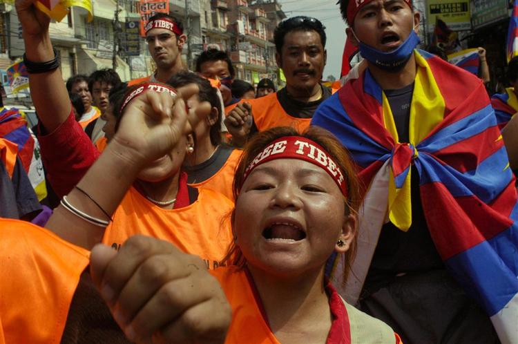 Også i Nepal gik tibetanere i protestmarch.Men de blev stoppet af nepalesiske betjente med stokke, og ifølge Reuters blev mange såret, da politiet spredte demonstranterne med slag. 