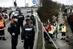 Betjenten på motorcyklen røg gennem afskærmningen og faldt ned på kajen ved slusen. 
