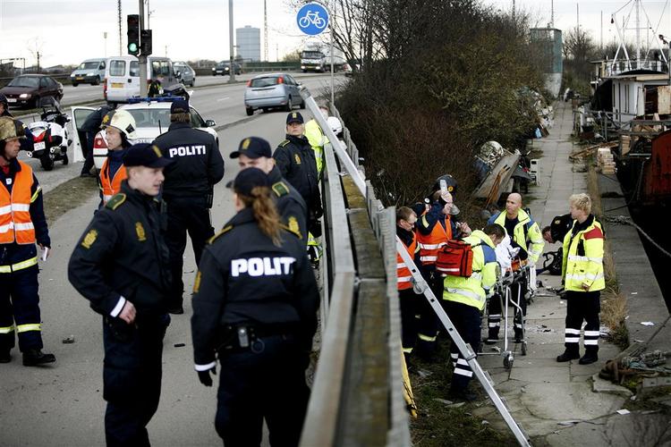 Betjenten på motorcyklen røg gennem afskærmningen og faldt ned på kajen ved slusen. 