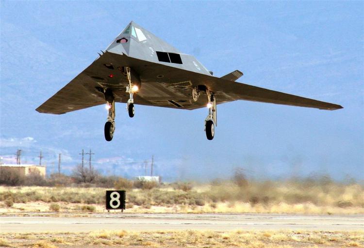 F-117 Nighthawk bliver nu sendt i hangaren og erstattes af F-22 Raptor. 