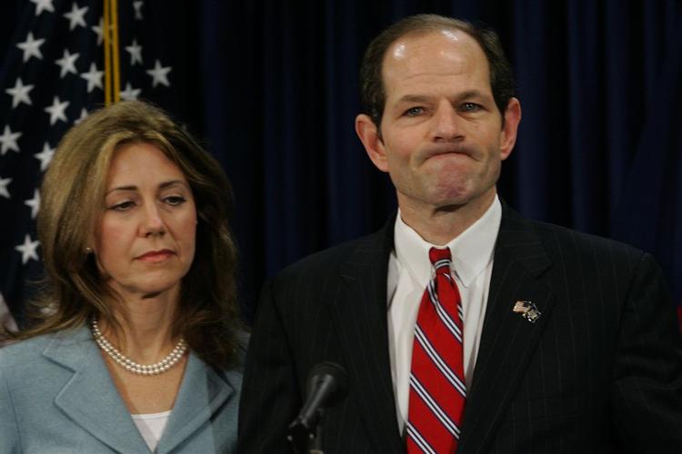 Mandag stod demokraten Eliot Spitzer frem med sin kone ved siden og undskyldte sin opførsel. Det var tilsyneladende ikke nok. Spitzer ventes at gå af som senator i dag. 