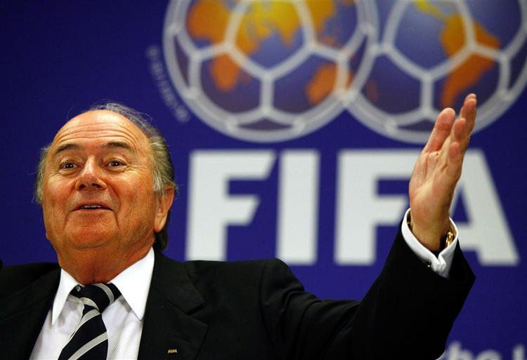 Sepp Blatter blev kriteseret af UEFA for måden at håndtere salget af rettigheder på. Arkivfoto. 