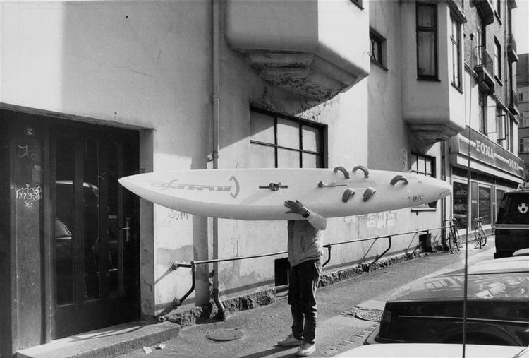 Banden havde smuglet de mange våben, sprængstoffer og ammunition ind i lejligheden i et surfboard. 