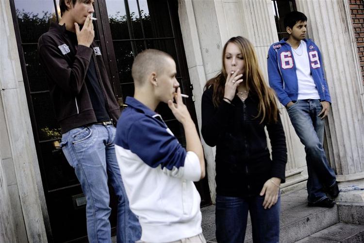 Unge under 18 år skal ikkke kunne købe cigaretter, mener sundhedsministeren. Arkivfoto: 
