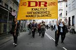 Seks ud af ti danskere synes, at Dr skal have lov at reklamere på hjemmesiden dr.dk. Demonstranterne i forbindelse med DR's seneste sparerunde krævede derimod, at politikerne rystede op med flere penge til stats-tv. Arkiv 