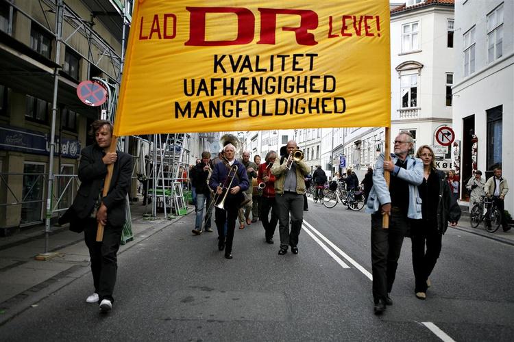 Seks ud af ti danskere synes, at Dr skal have lov at reklamere på hjemmesiden dr.dk. Demonstranterne i forbindelse med DR's seneste sparerunde krævede derimod, at politikerne rystede op med flere penge til stats-tv. Arkiv 