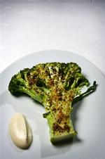 Broccoli med dehydrede sorte oliven og citron-aroma.