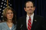 En sammenbidt Eliot Spitzer med sin hustru Silda på et pressemøde i mandags. Her sagde han undskyld til Silda - uden dog at gå i detaljer med sit forhold til den prostituerede. 