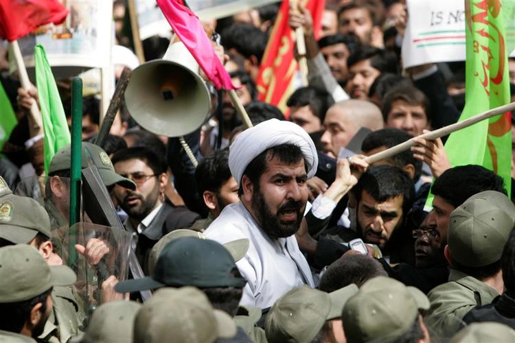 Hundredsvis af rasende studerende foran den danske ambassade i Teheran. 