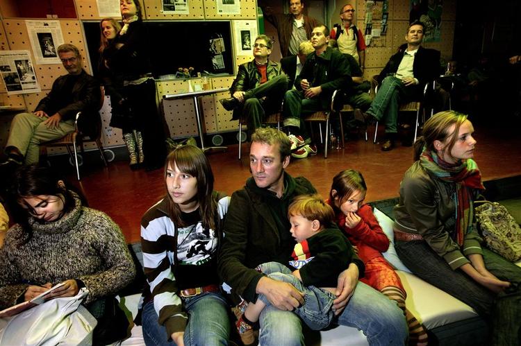 Forskellige kunstnere optrådte gratis ved en genåbningsfest i Huset i Magstræde, 2005. Bliver en ny café en realitet, kan der måske blive tale om en ny fest. 