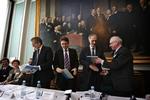 Udenrigsminister Per Stig Møller (K), kulturminister Brian Mikkelsen (K), undervisningsminister Bertel Haarder (V) og formanden Knud J.V. Jespersen for udvalget præsenterer Demokratikanonen. 