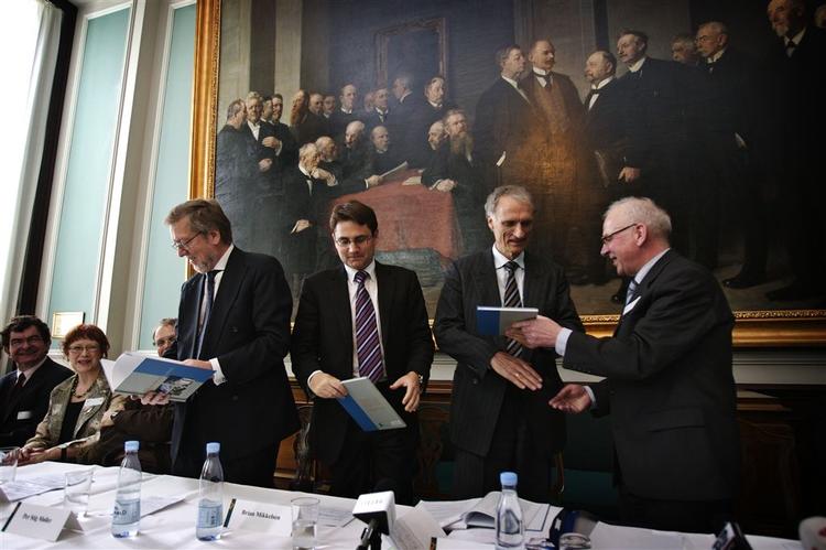 Udenrigsminister Per Stig Møller (K), kulturminister Brian Mikkelsen (K), undervisningsminister Bertel Haarder (V) og formanden Knud J.V. Jespersen for udvalget præsenterer Demokratikanonen. 