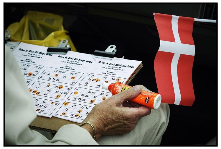 Er der to ting, der hænger sammen, så er det bankospil og smøger. 
