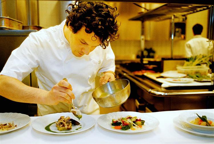 Kokken Fabbio, der tidligere var kulinarisk bagmand på 'Era Ora', nyder stor succes som medindehaver af restaurant 'FAMO', der ligger på Vesterbro. 