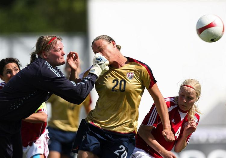 Heidi Johansen blev ikke passeret i Danmarks 1-0-sejr over Tyskland, Sverige og Finland, men mod USA scorede både Natascha Kai og Abby Wambach (th.). 