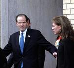 New York-guvernøren Eliot Spitzer og hans kone, Silda, fulgtes ad til pressekonferencen, hvor Eliot Spitzer meddelte, at han trækker sig som guvernør. 