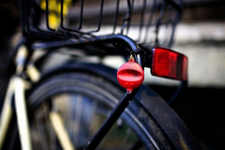 En lille billig lygte overholder lovens lyskrav når den er helt ny. Men efter blot et par timer er du helt usynlig for bilisterne. 