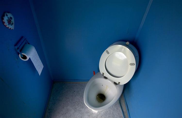 Amerikansk kvinde har siddet på sin kærestes toilet i to år. Politiet i Kansas, USA, undersøger nu sagen. Arkivfoto. 