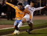 Mathieu Valbuena (tv.) i duel med Igor Denisov i UEFA Cup-kampen, som hvidklædte Zenit vandt 2-0 over Olympique Marseille. 