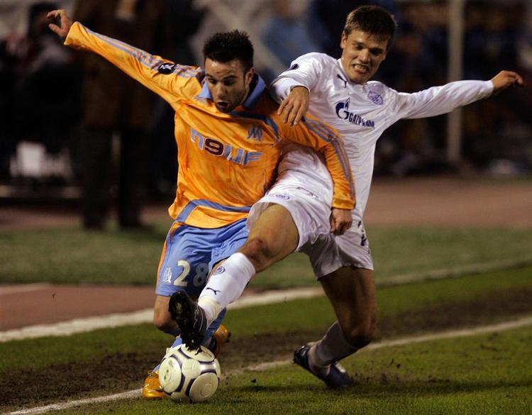 Mathieu Valbuena (tv.) i duel med Igor Denisov i UEFA Cup-kampen, som hvidklædte Zenit vandt 2-0 over Olympique Marseille. 