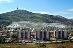 En gruppe serbiske bosniere vil sætte et 26 meter højt kors op på et bjerg med udsigt over Sarajevo. Det skaber problemer. Her ses byen. 