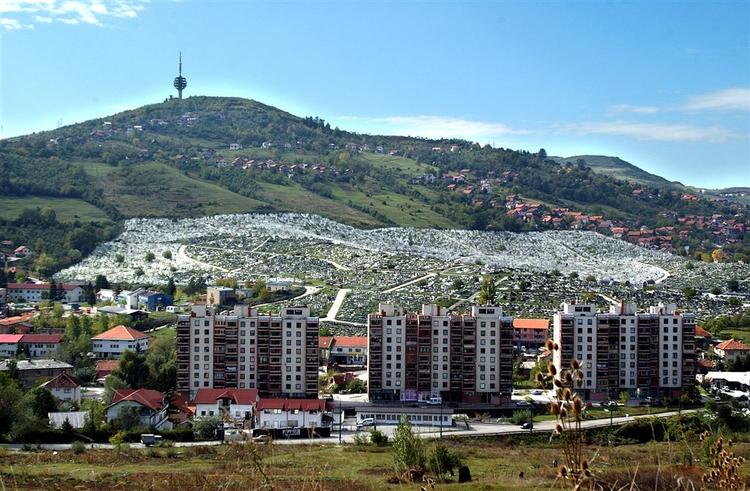 En gruppe serbiske bosniere vil sætte et 26 meter højt kors op på et bjerg med udsigt over Sarajevo. Det skaber problemer. Her ses byen. 