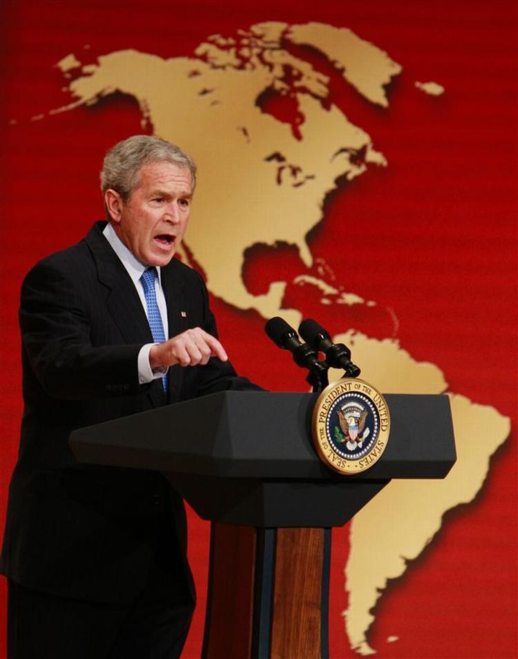 Præsident George Bush talte i dag til USA's latinamerikanske handelskammer. Han benyttede lejligheden til at kritisere Venezuelas Hugo Chávez - blandt andet for at have forbindelser til FARC og for at bruge landets oliepenge på anti-amerikanisme. 