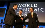 Anders Fogh Rasmussen hilser på sin hollandske kollega, Jan Peter Balkenende i Davos til World Economic Forum. Arkivfoto. 