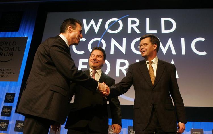 Anders Fogh Rasmussen hilser på sin hollandske kollega, Jan Peter Balkenende i Davos til World Economic Forum. Arkivfoto. 