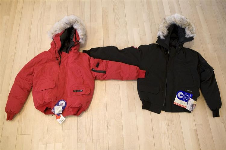 Den røde piratkopi af en Canada Goose-vinterjakke ligner umiddelbart den sorte original, men der er forskel. Pelsen på den originale stammer fra en canadisk ræv, mens den kinesiske kopi er udstyret med hundepels. Kopiens lynlås er af mindre god kvalitet end originalens, hætten kan lynes af, og syninger og varemærke er sjusket lavet. I danske butikker koster en Canada Goose-jakke 5-6.000 kroner, mens markedsprisen i Kina på kopien ligger på omkring 300 kroner. 