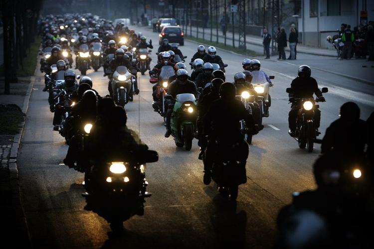 2.000 - 5.000 motorcykler kørte med i det traditionsrige optog, da bakken åbnede sidste år, oplyser Vejdirektoratet. 