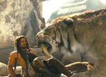 10.000 BC søger  tilbage i tiden til vor kulturs oprindelse dengang sabeltigre, mammutter og flyveøgler regerede planeten i kamp med urmennesket. 