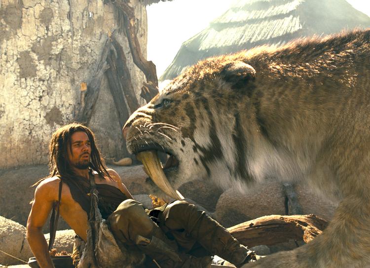10.000 BC søger  tilbage i tiden til vor kulturs oprindelse dengang sabeltigre, mammutter og flyveøgler regerede planeten i kamp med urmennesket. 