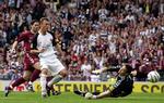 Gretna og Ryan McGuffie (i hvidt) var i 2006 i den skotske pokalfinale, hvor de tabte til Hibernian. Nu er klubbens eksistens truet. 