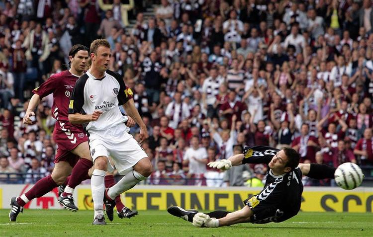 Gretna og Ryan McGuffie (i hvidt) var i 2006 i den skotske pokalfinale, hvor de tabte til Hibernian. Nu er klubbens eksistens truet. 