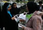 Iranske frivillige for pro-reform kandidater uddeler brochurer før valget fredag. 