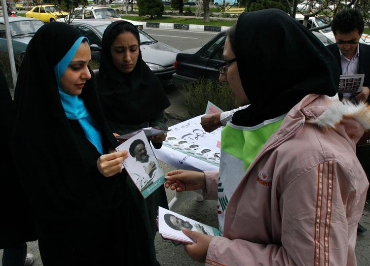Iranske frivillige for pro-reform kandidater uddeler brochurer før valget fredag. 