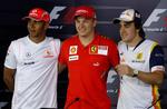 Verdensmester Kimi Räikkönen (midt) poserer i Australien sammen med sidste års bitre rivaler i Formel 1, Lewis Hamilton (tv) og Fernando Alonso. 