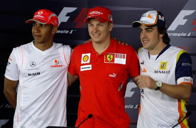 Verdensmester Kimi Räikkönen (midt) poserer i Australien sammen med sidste års bitre rivaler i Formel 1, Lewis Hamilton (tv) og Fernando Alonso. 