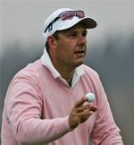 Tony Carolan er i en usædvanlig situation som førende i en golfturnering på en stor tour, men han var også gennem en usædvanlig oplevelse under førstedagen af EPGA Ballantine's Championship. 
