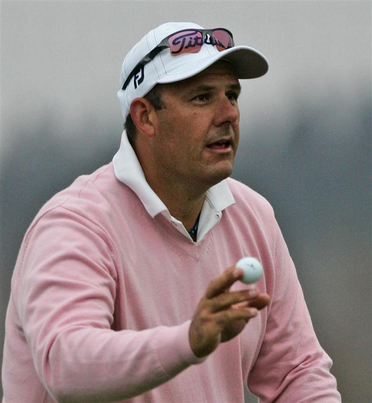Tony Carolan er i en usædvanlig situation som førende i en golfturnering på en stor tour, men han var også gennem en usædvanlig oplevelse under førstedagen af EPGA Ballantine's Championship. 