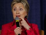 Hillary Clinton havde taget fløjlshandskerne på under mødet i Washington. 