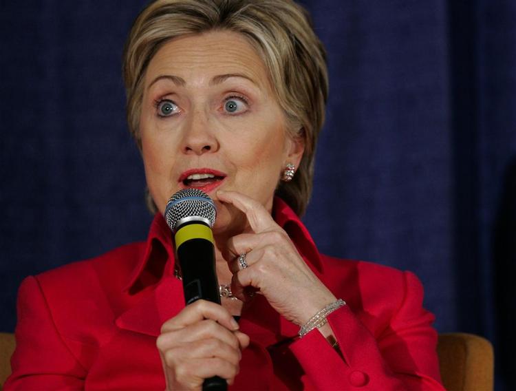 Hillary Clinton havde taget fløjlshandskerne på under mødet i Washington. 