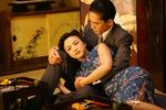 Shanghai 1938. Den unge studerende Wong Chia Chi skifter identitet til Mrs. Mak for at forføre den japanske kollaboratør Mr. Yee. Billede fra filmen. 