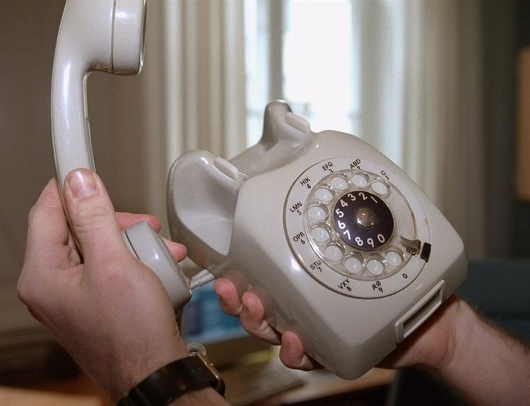 Telefonpriserne er sat fri, men TDC udnytter det til at hæve priserne alt for ofte, mener Enhedslisten. 