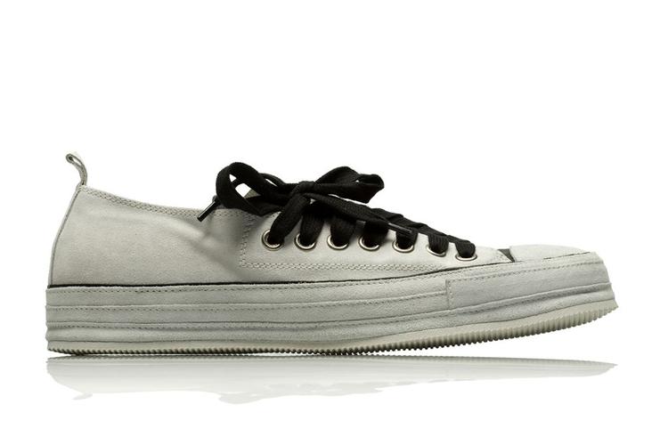 Ann Demeulemeester, 3.200 kroner hos Paris Texas, tlf. 33 36 33 03. 