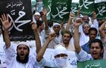 'Muhammed' står der på plakaterne som vrede demonstranter bærer ved dagens demonstration mod de danske Muhamed-tegninger i den pakistanske by Karachi 