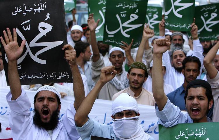 'Muhammed' står der på plakaterne som vrede demonstranter bærer ved dagens demonstration mod de danske Muhamed-tegninger i den pakistanske by Karachi 